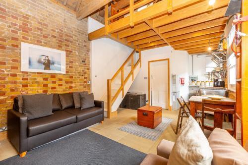 Unique Detached House wPrivate Courtyard, London - Tap to explore photos