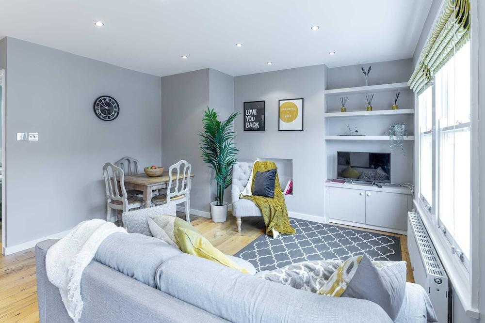 Stylish Shepherds Bush Flat - Tap to explore photos