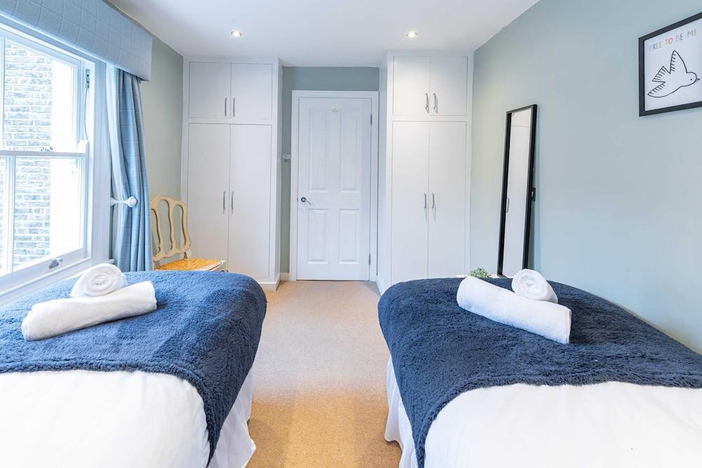 Stylish Shepherds Bush Flat - Tap to explore photos