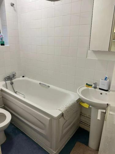 Small Studio apartment - quick access to all of london - Tap to explore photos