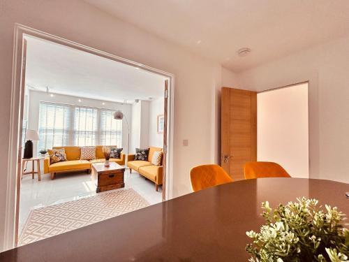 Stunning Spacious B.Apt. Slps.4 - Tap to explore photos