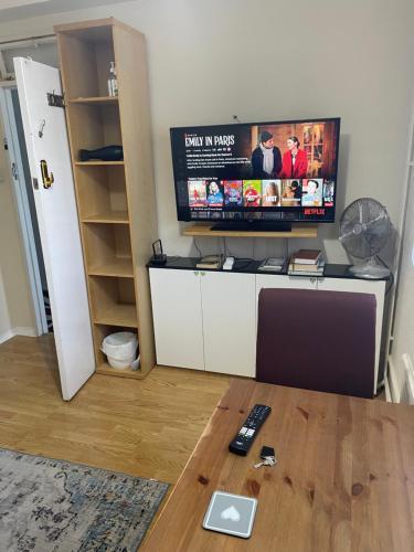 Single Room - Kings Cross, Female Only,, Guest Rooms - Tap to explore photos