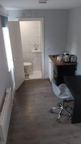 Letzi Premium Cozy Retreat Private En-Suite Rooms, Wembley - Tap to explore photos
