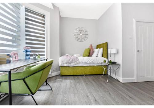 Tranquility in Bloom: Refreshing 2BR Apartment - Tap to explore photos