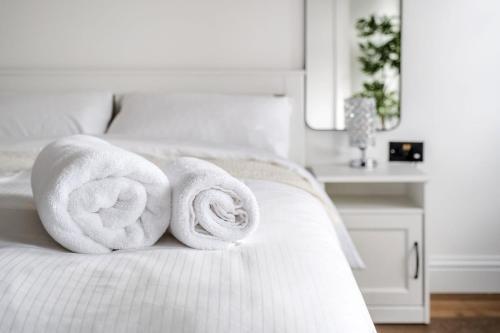 First Class Living Experience Luxury In Harley St - Tap to explore photos