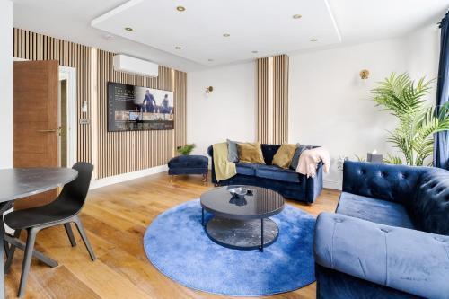 First Class Living Experience Luxury In Harley St - Tap to explore photos