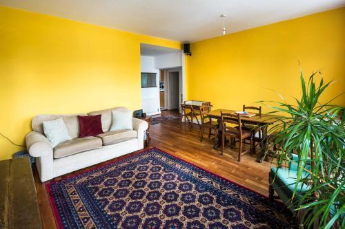 Elegant and Peaceful 2BD apt - Barons Court/London - Tap to explore photos