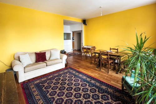 Elegant and Peaceful 2BD apt - Barons Court/London - Tap to explore photos