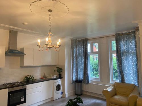 Homely 3 Bedroom Ground Floor Flat - Tap to explore photos