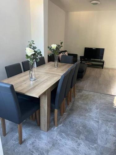 Entire 5 Bedroom Home with Garden - Sleeps 9 - Tap to explore photos