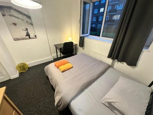 Shoreditch Rooms R1 - Tap to explore photos
