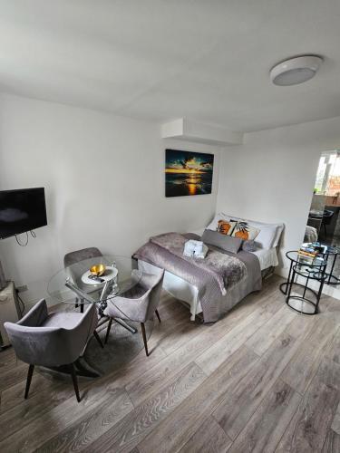 Stylish Studio near Kensal Green (E) - Tap to explore photos