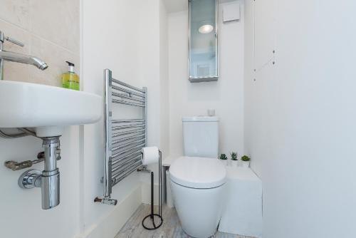 Hidden Gem in Chiswick, Stylish 1 Bedroom House - Tap to explore photos