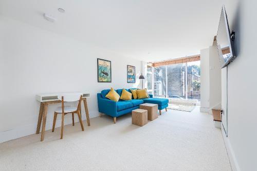 Hidden Gem in Chiswick, Stylish 1 Bedroom House - Tap to explore photos