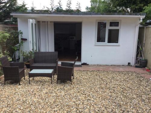 Studio with own Garden - Tap to explore photos