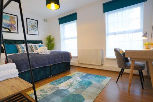 Enfield North London 3BR Apartment - Tap to explore photos