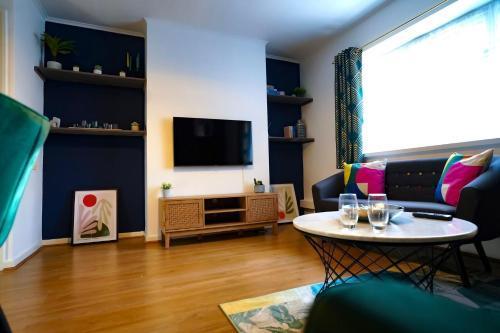 Enfield North London 3BR Apartment - Tap to explore photos
