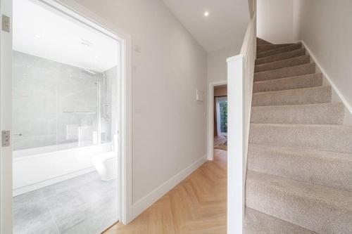 Cosy Tooting Retreat: 2-Bed Gem - Tap to explore photos