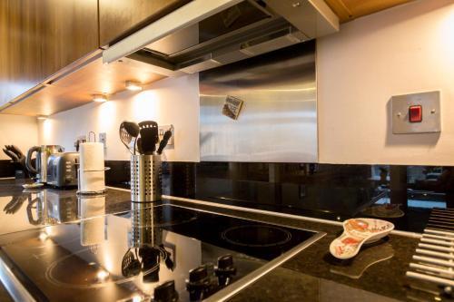 Splendid 2 BDR Apt with Panoramic View, Acton - Tap to explore photos