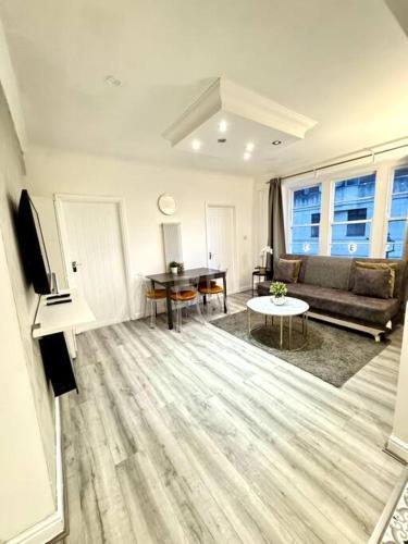 Centrally-Located Gem in Marble Arch, London - Tap to explore photos