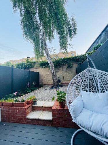 Riverside Double Room Garden View E14 - Tap to explore photos