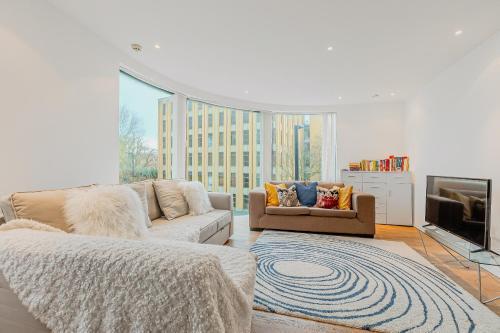 Family 1 Bdr Apt, Panoramic Views, Minute to Tube - Tap to explore photos