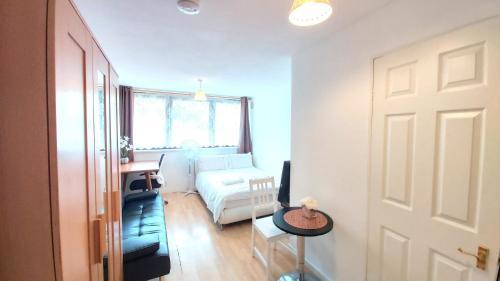 London Harford House rooms - Tap to explore photos