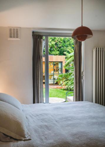 Stunning 2BR, split-level Flat w garden, Deptford - Tap to explore photos