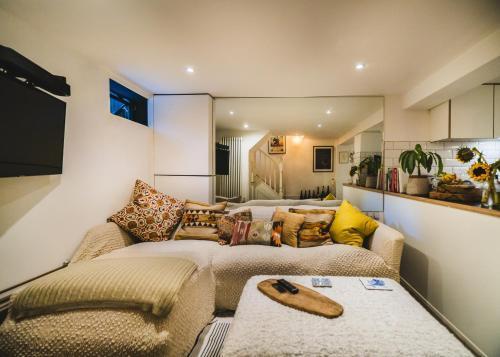 Stunning 2BR, split-level Flat w garden, Deptford - Tap to explore photos