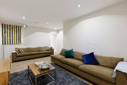 Modern Town house in Barnes, West London - Tap to explore photos