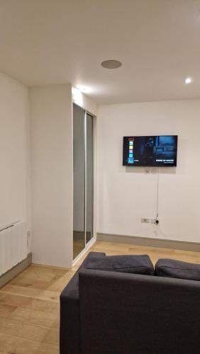 London Tottenham Stadium Apartment - Tap to explore photos