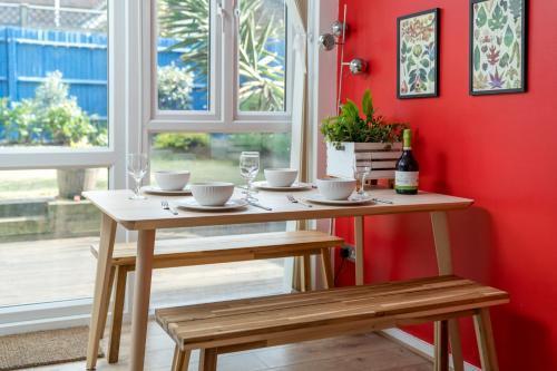 Striking flat with charming garden and desk - Tap to explore photos