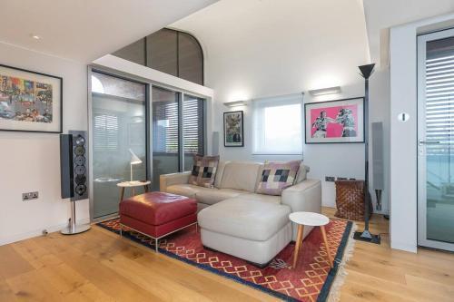 Stylish house with superb space - Tap to explore photos