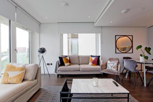 Fabulous Westfield 2 bed - Tap to explore photos