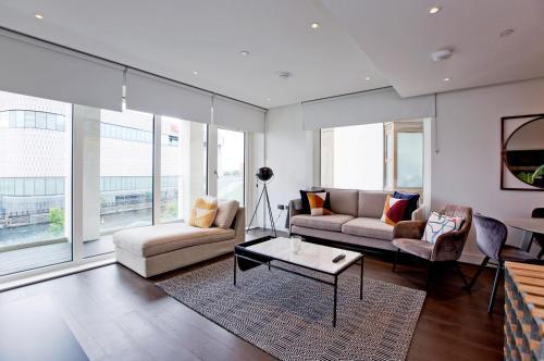 Fabulous Westfield 2 bed - Tap to explore photos