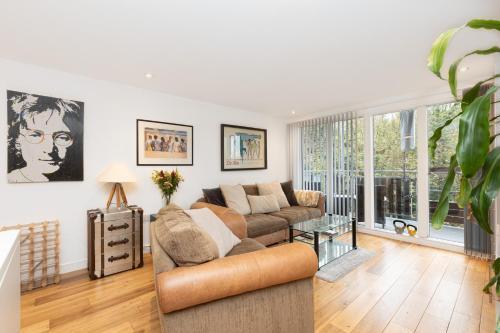 Immaculate 2BR Flat, Greenwich, 2 min Maze Hill St - Tap to explore photos