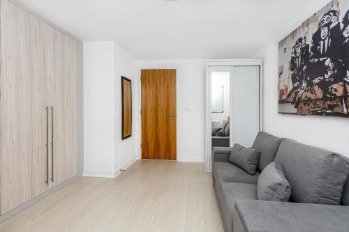 Immaculate 2BR Flat, Greenwich, 2 min Maze Hill St - Tap to explore photos
