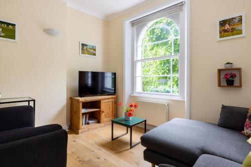 Little Picnic in the Park - 1 Bedroom by Hyde Park - Tap to explore photos