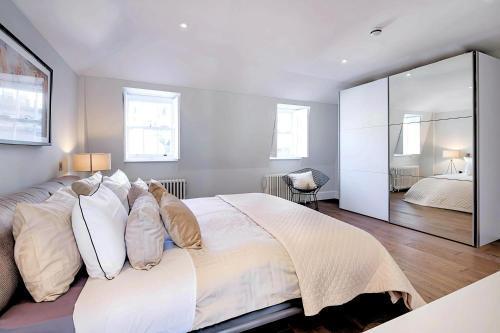 Welcome London - Trafalgar Townhouse - Tap to explore photos