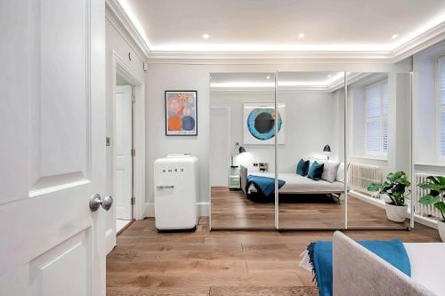 Welcome London - Trafalgar Townhouse - Tap to explore photos
