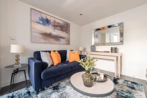 Elevated Elegance 1BR 1BA Flat in Wellmeadow Rd 65B - Tap to explore photos