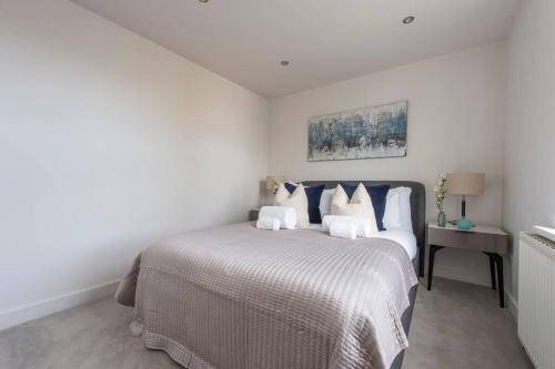 Elevated Elegance: 1BR 1BA Flat in Wellmeadow Rd