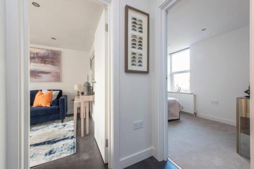 Elevated Elegance 1BR 1BA Flat in Wellmeadow Rd 65B - Tap to explore photos