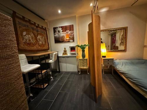 London Sheen Studio (SW14 ) - Tap to explore photos