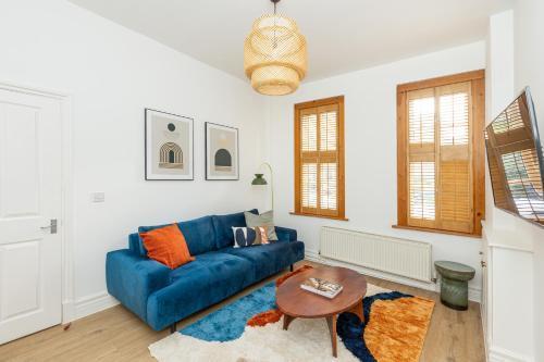 Spacious 4BR 3-Storey Townhouse in Lively Deptford - Tap to explore photos