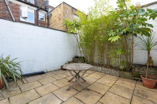 Spacious 4BR 3-Storey Townhouse in Lively Deptford - Tap to explore photos