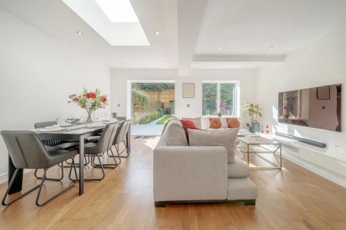 Maida Vale Gem by Little Venice with Stunning Garden - Tap to explore photos
