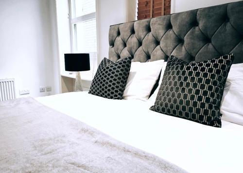 LUX Flat Marylebone - Tap to explore photos