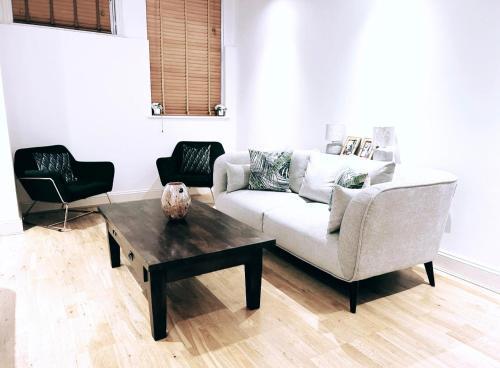LUX Flat Marylebone - Tap to explore photos