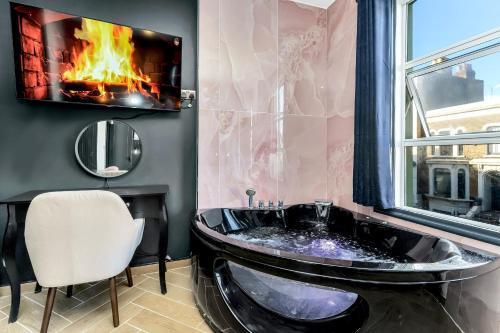 G Eighty Four Room Type - King Room with Spa Bath
